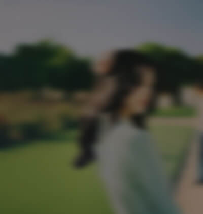 赵虹在婚介所公司征婚相亲的照片
