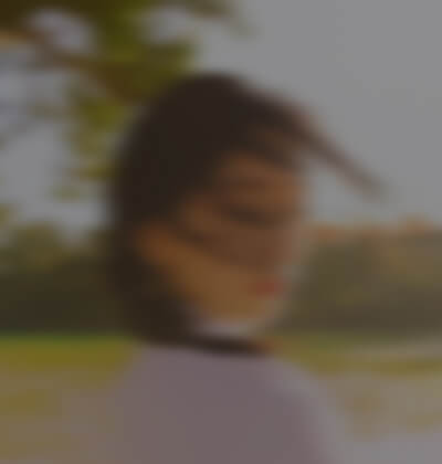 尤兰兰在婚介所公司征婚相亲的照片