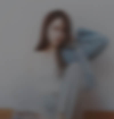 喻女士在婚介所公司征婚相亲的照片
